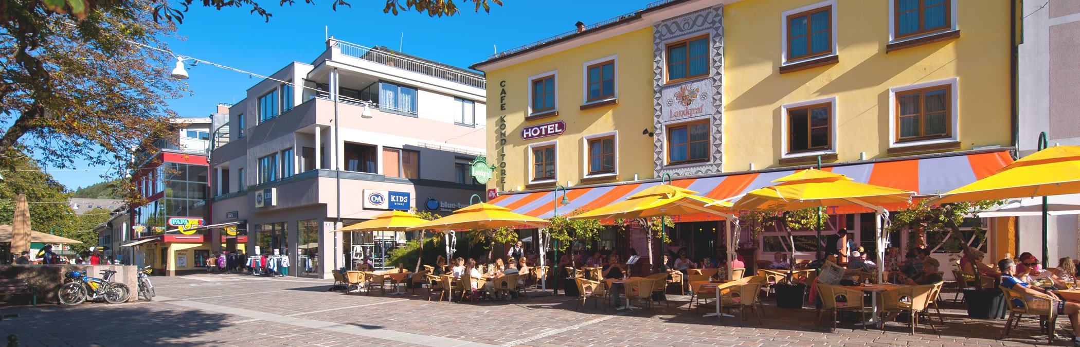 Sonnige Terrasse des Café Restaurant Landgraf mitten in Schladming