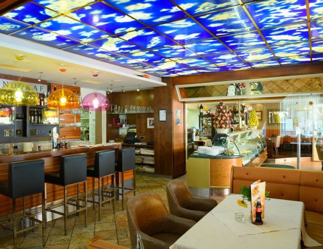 Blick ins Café Restaurant Landgraf mit Bar