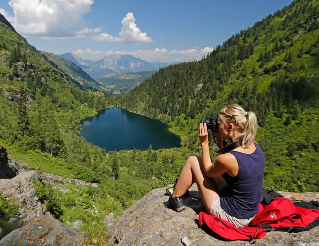 Malerischer Blick über den Bergsee zum Dachstein (© Schladming-Dachstein)
